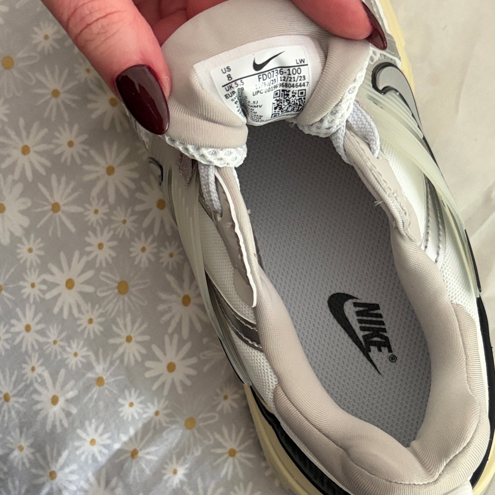 New In Box Nike V2K Run Sneakers size 8

Summit White/Pure Platinum/Light Iron - Picture 6 of 16